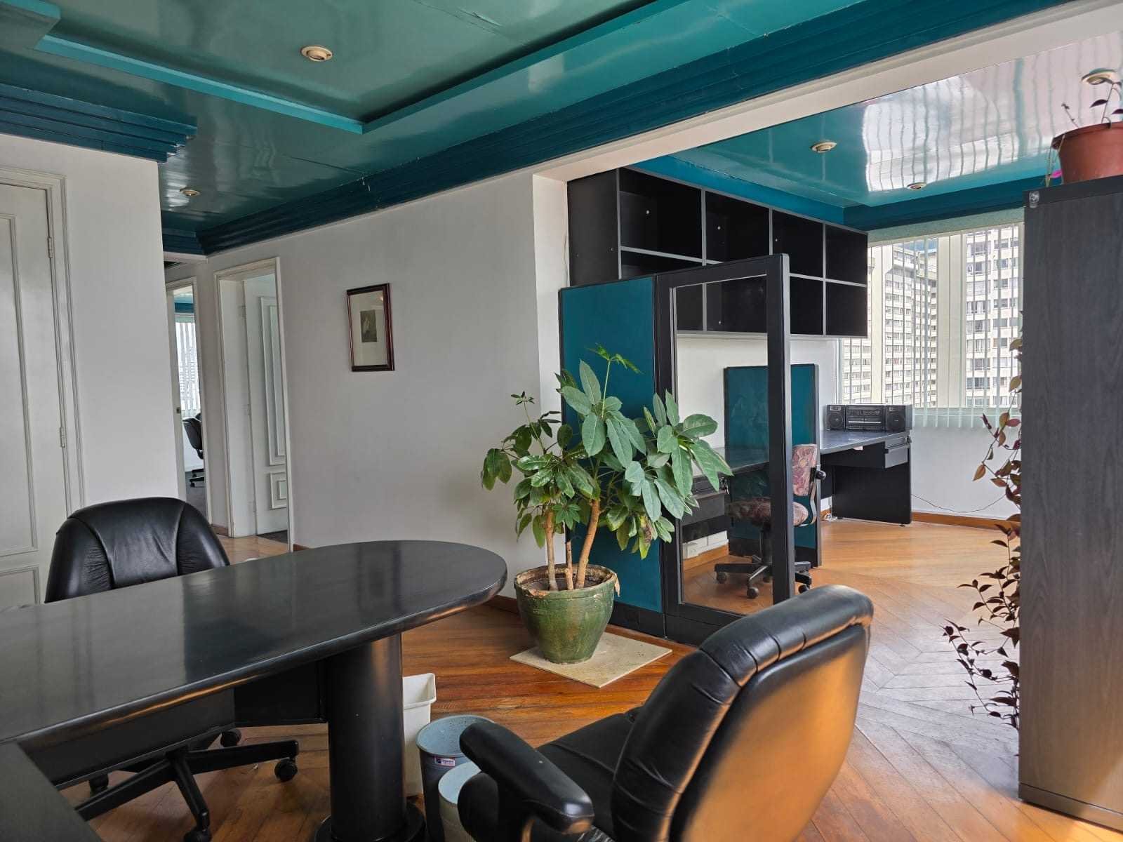 Renta Oficina Amoblada en Quito Sector Naciones Unidas, Edificio El Tiempo, 120m², $720 mensuales incluido alícuota