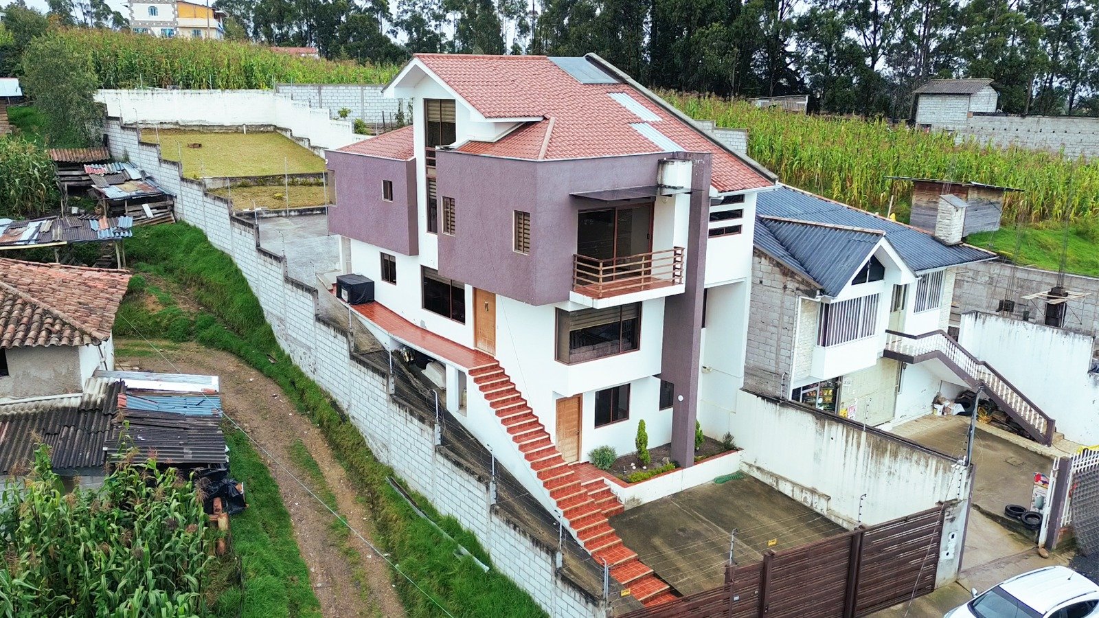 Amplia Casa con Terreno en Venta, Sector Pumayunga, Cuenca