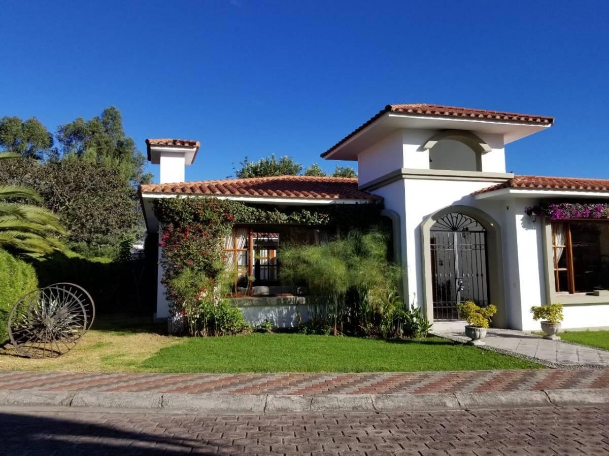 Venta Casa Cumbayá - La Primavera, Conjunto de 8 Casas Independientes, Urb. El Carrizo, Área: C. 500 M² T. 1.500 M², Precio: $750.000