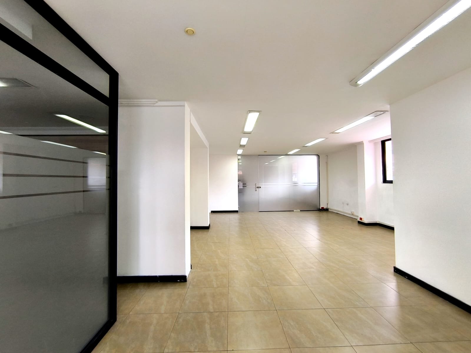 Amplio Local Comercial en Venta, Sector Zona Rosa, Cuenca