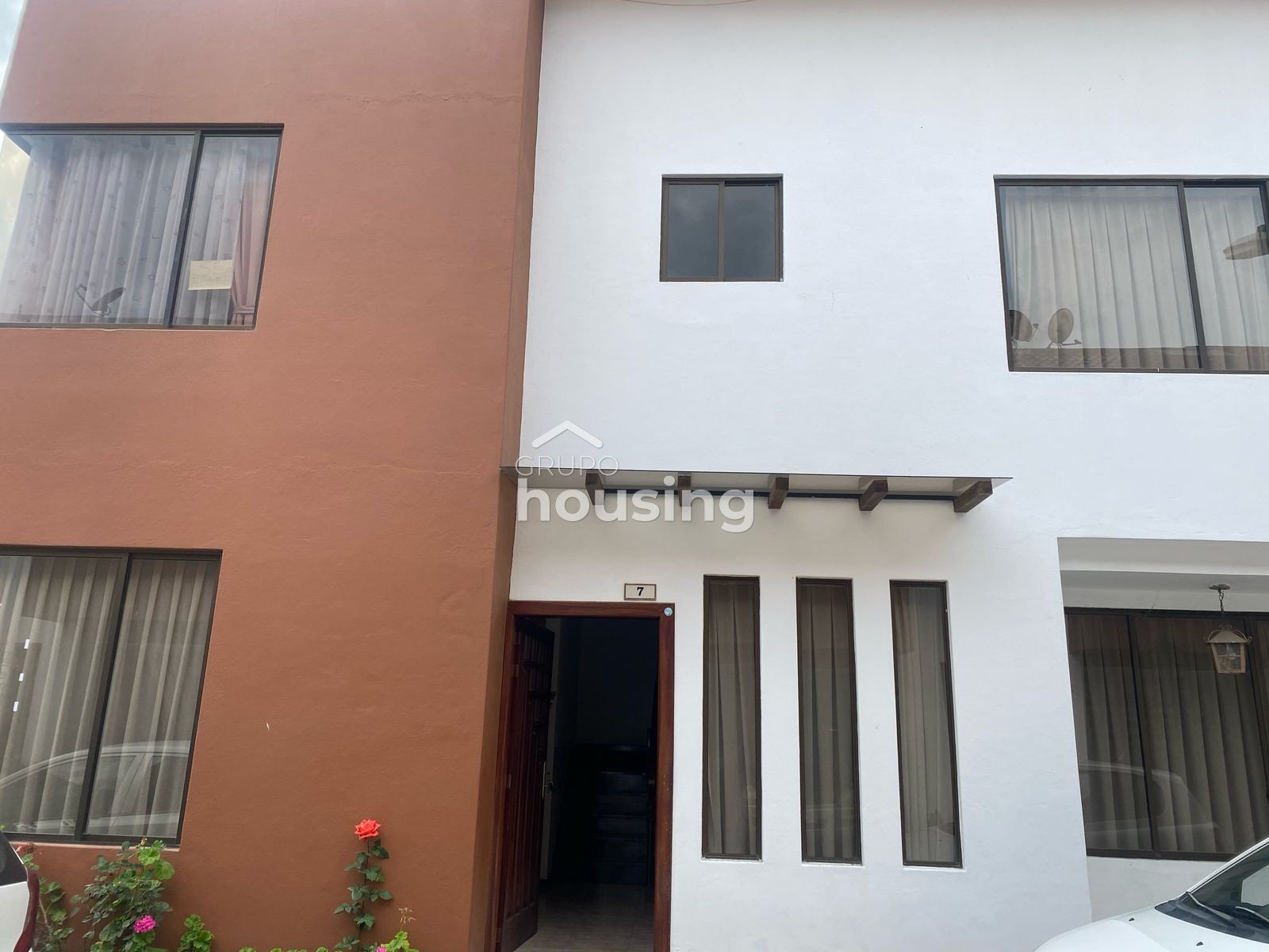 EN VENTA HERMOSA CASA GRANDE TRES PISOS SECTOR MACHANGARA 1