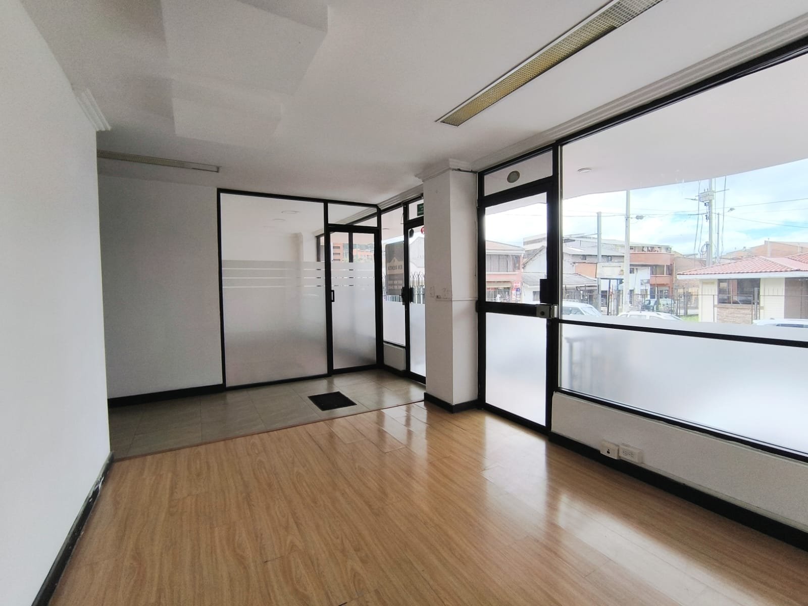 Amplio Local Comercial en Renta, Sector Zona Rosa, Cuenca. - Imagen 3