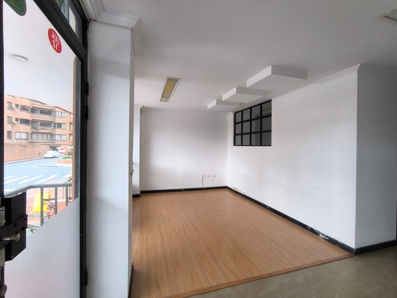 Amplio Local Comercial en Renta, Sector Zona Rosa, Cuenca. - Imagen 2