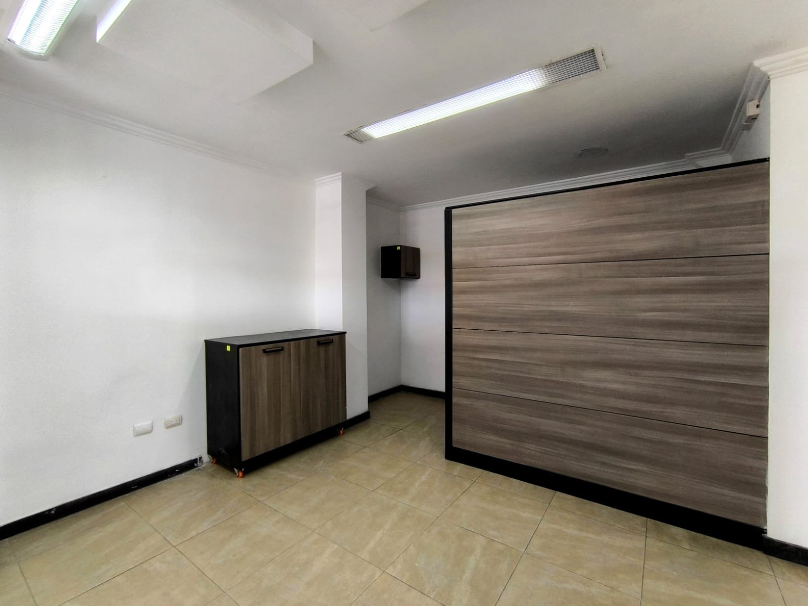 Amplio Local Comercial en Renta, Sector Zona Rosa, Cuenca. - Imagen 4