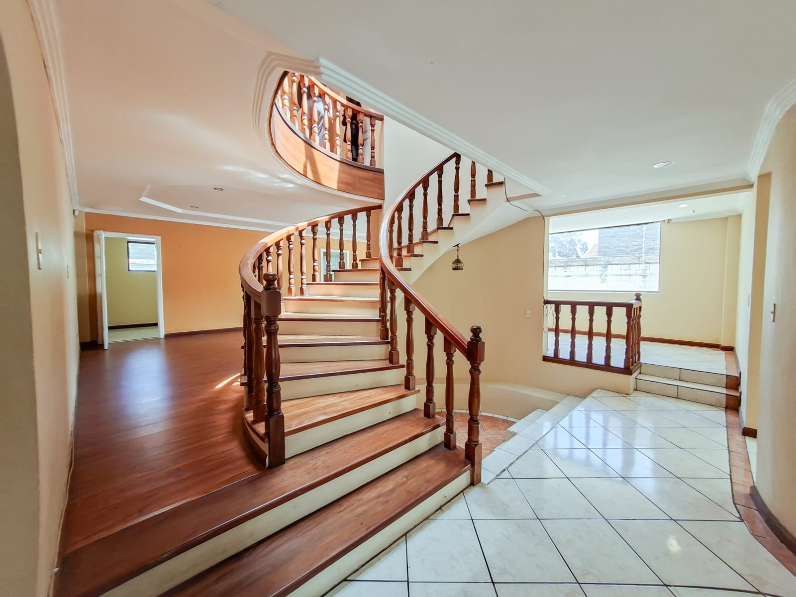 Amplia Casa en Venta, Cdla de los Ingenieros, Cuenca - Imagen 4