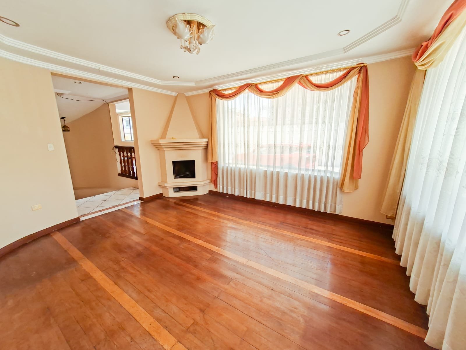 Amplia Casa en Venta, Cdla de los Ingenieros, Cuenca - Imagen 3