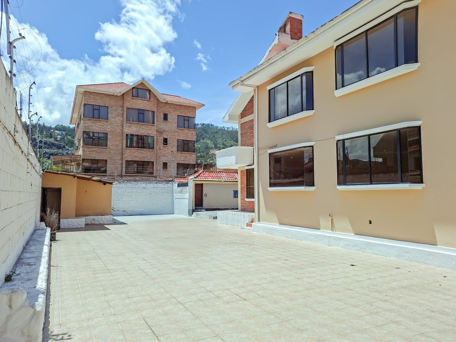 Amplia Casa en Venta, Cdla de los Ingenieros, Cuenca - Imagen 2