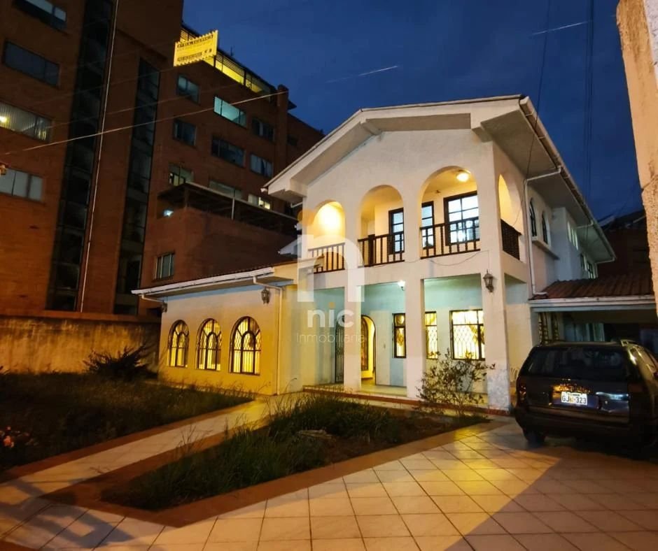 CASA COMERCIAL EN RENTA AV. PAUCARBAMBA - CUENCA