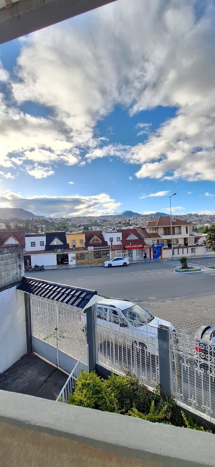 SE ARRIENDA UNA CASA A PASOS DEL REDONDEL DEL SOLDADO EN LOJA 