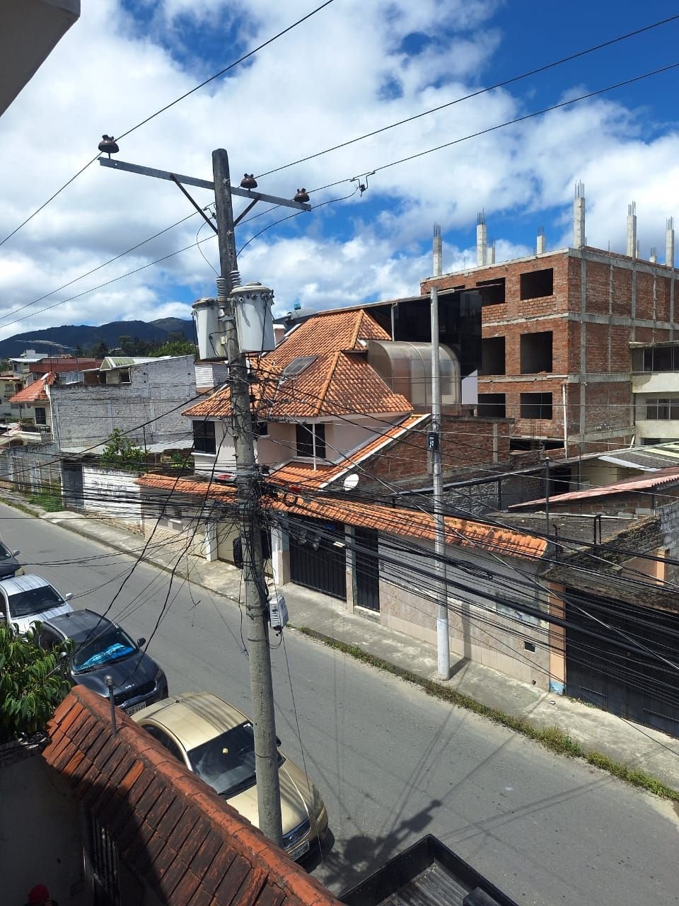 VENDO UNA CASA UBICADA A POCOS PASOS DEL COLISEO CIUDAD DE LOJA