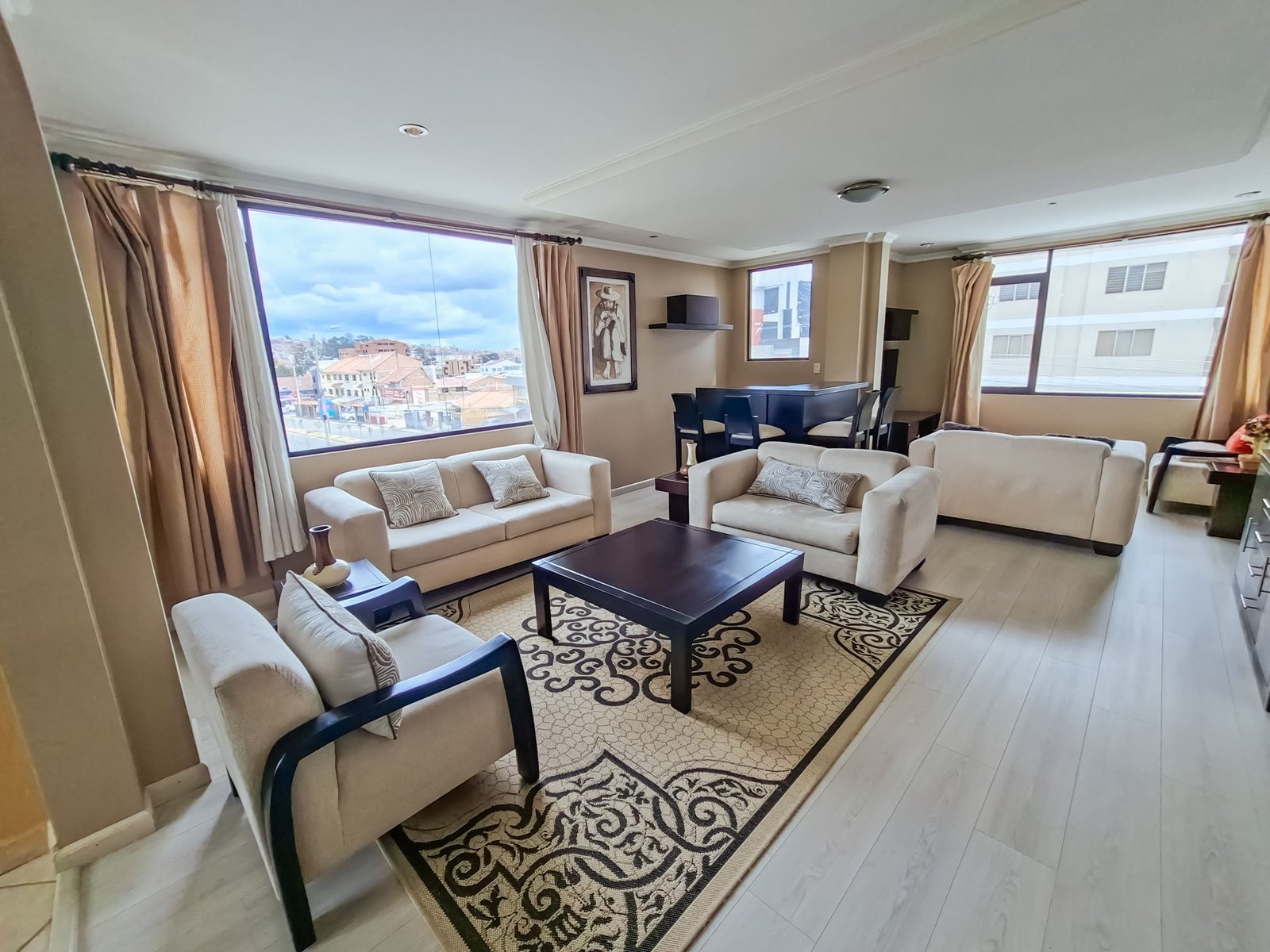 Amplio Departamento en Venta amoblado, Sector Totems, Cuenca