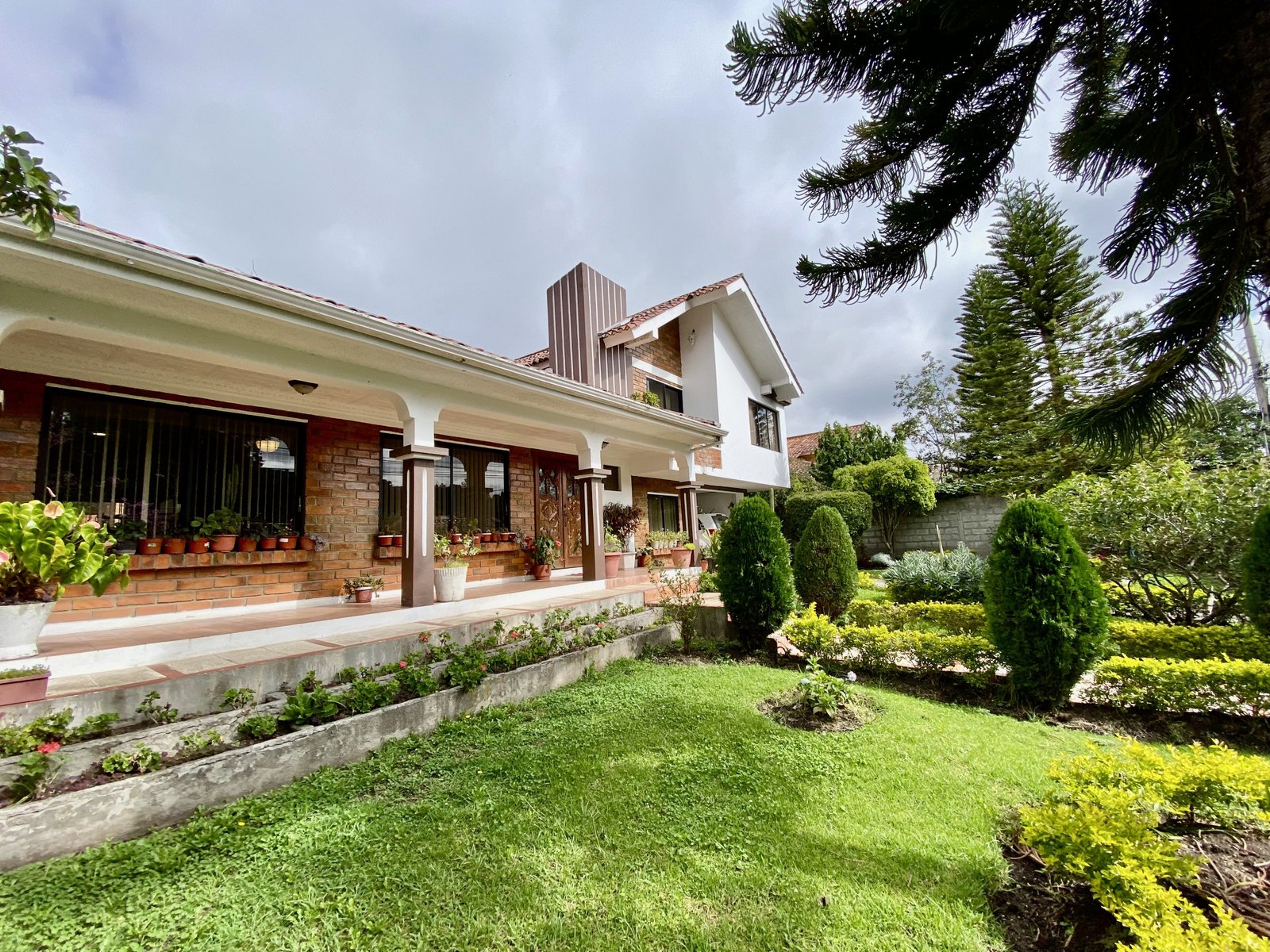 VENDO CASA CON AMPLIO TERRENO EN CAPULISPAMBA, 