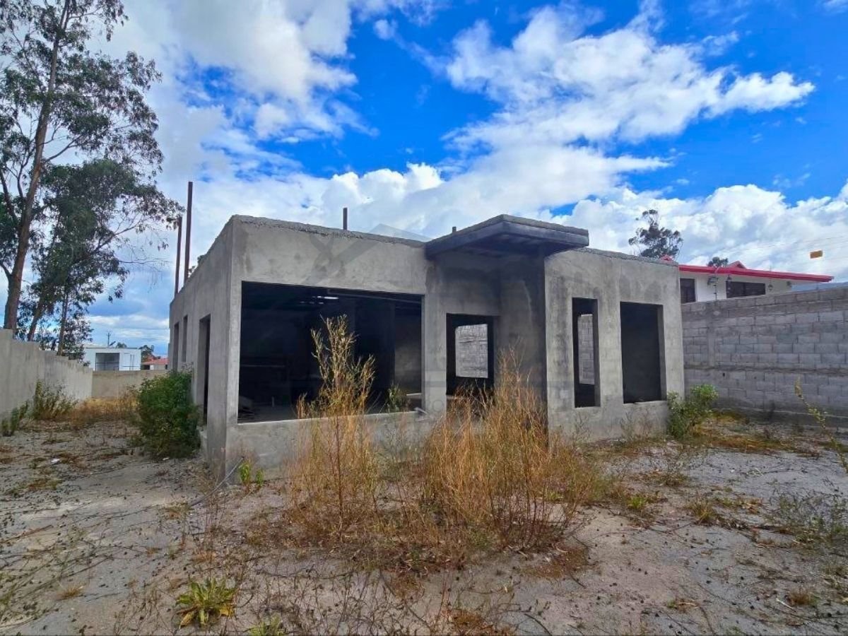 VENTA DE LOTE CON CASA EN OBRA GRIS DENTRO URBANIZACIÓN – MITAD DEL MUNDO